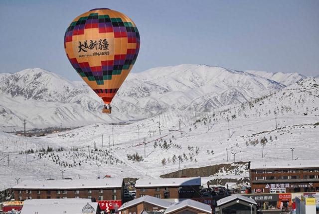 中外游客在大美新疆感受“多彩”魅力