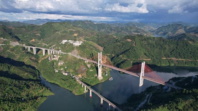 贵州册亨：碧水映双桥 夏日江景美