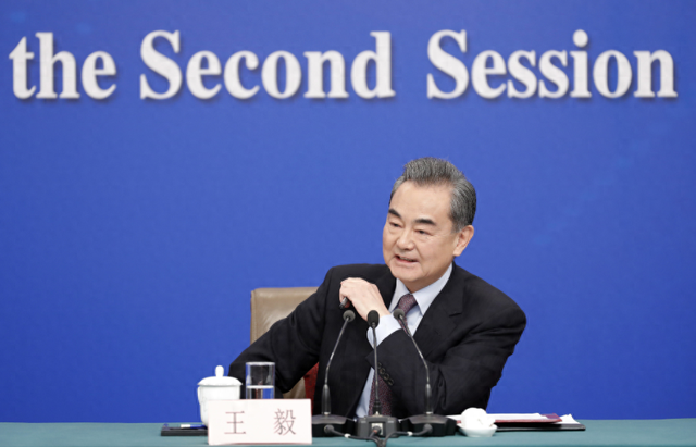 董军王毅跟美算完账后，中方邀特朗普访华，人民日报16字通告全球