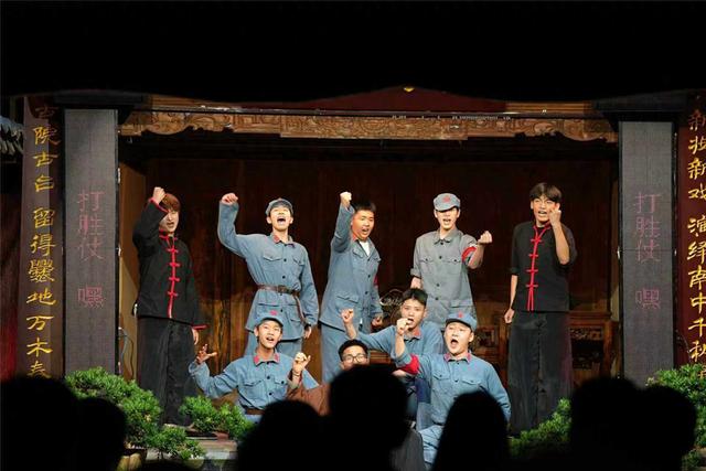 曲靖：清风剧场成避暑游客“网红打卡点”