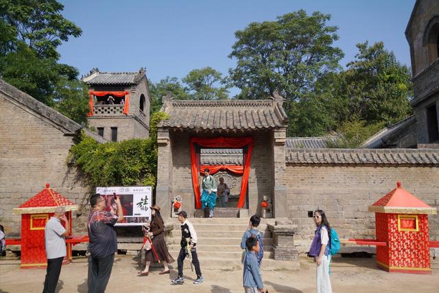 山东沂南：影视剧带火沂蒙山村红色游 沉浸式互动演绎吸引游客体验打卡