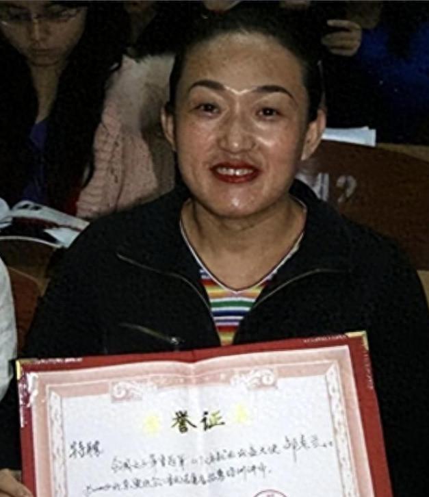 她是9枚金牌的冠军，被教练下药终身不育，退役后当搓澡工嫁和尚