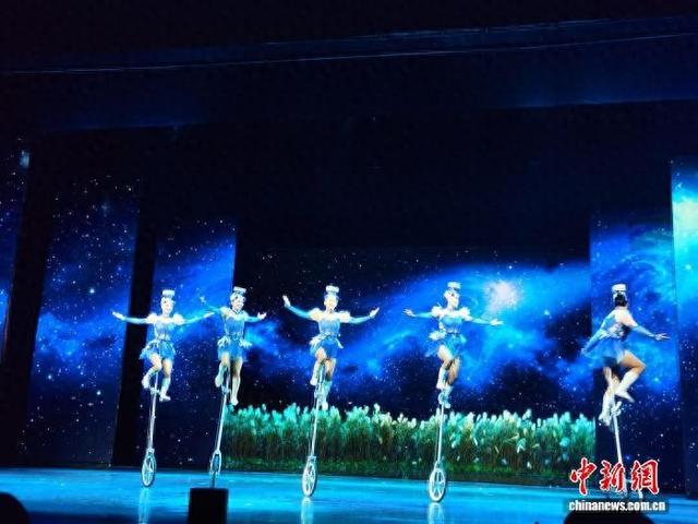 通讯：成吉思汗陵景区内的“高车飞碗”