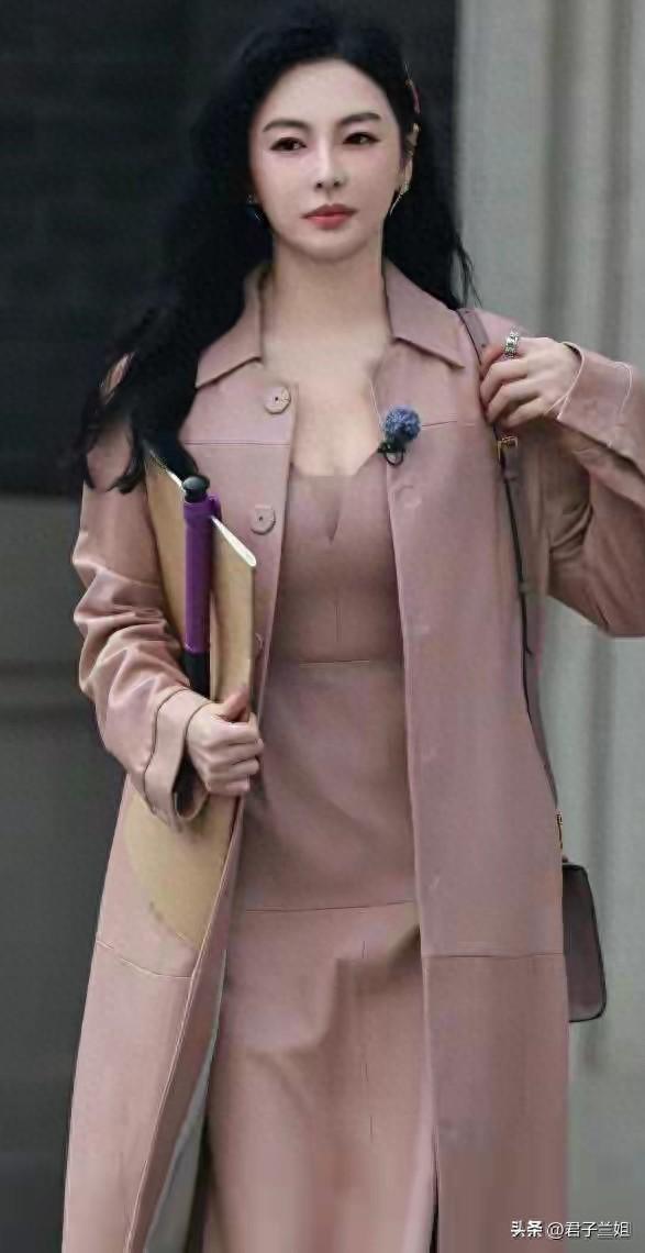 张雨绮确实丰满	，穿大衣+连衣裙都遮不住迷人身材太让人刮目相看