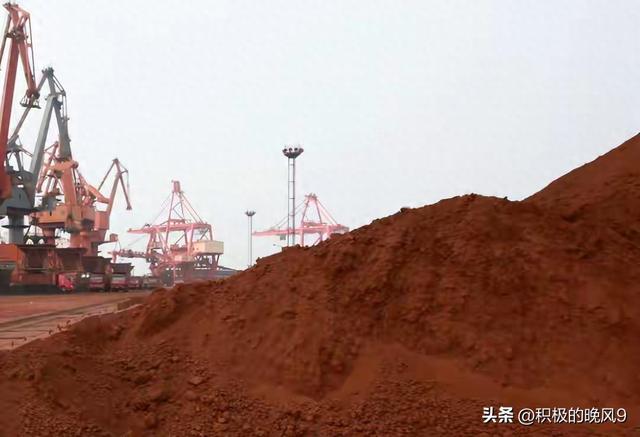 美元霸权被捅破！人民币拿下铁矿石定价权，美国急得跳脚