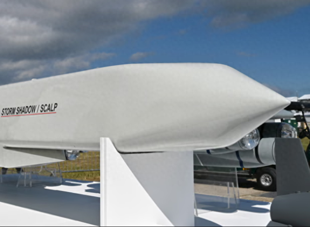 乌军出狠招！恢复“风暴阴影”远程导弹袭击，俄炼油厂变成火海？