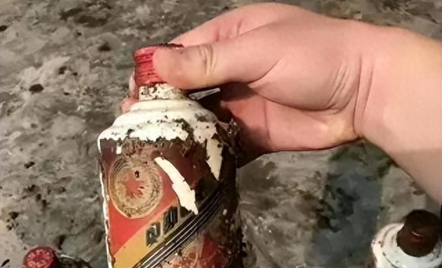 郑州一人“突发大财	”，挖渠时竟铲出9瓶“老”茅台	，现在已翻身