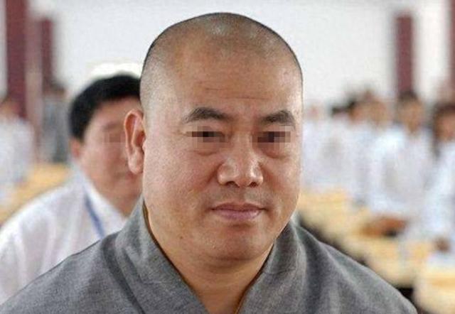 他是释永信的师弟，他自诩武僧总教头，但实际上他是当地的黑老大