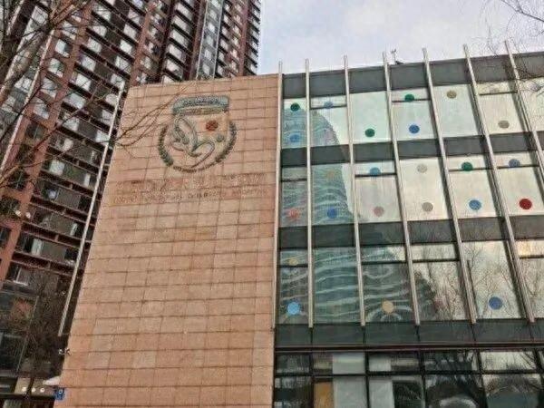 山东一企业愿为嫣然免费供场地：位于北京朝阳区	，前身是二级医院，设备齐全；嫣然医院暂停到访参观