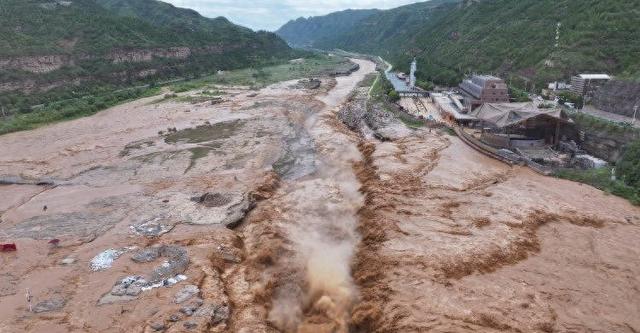 黄河壶口瀑布迎来今年最大洪峰 再现90版50元人民币上壮美景观