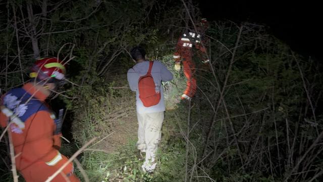 一驴友爬山途中迷路，北京昌平消防成功救援