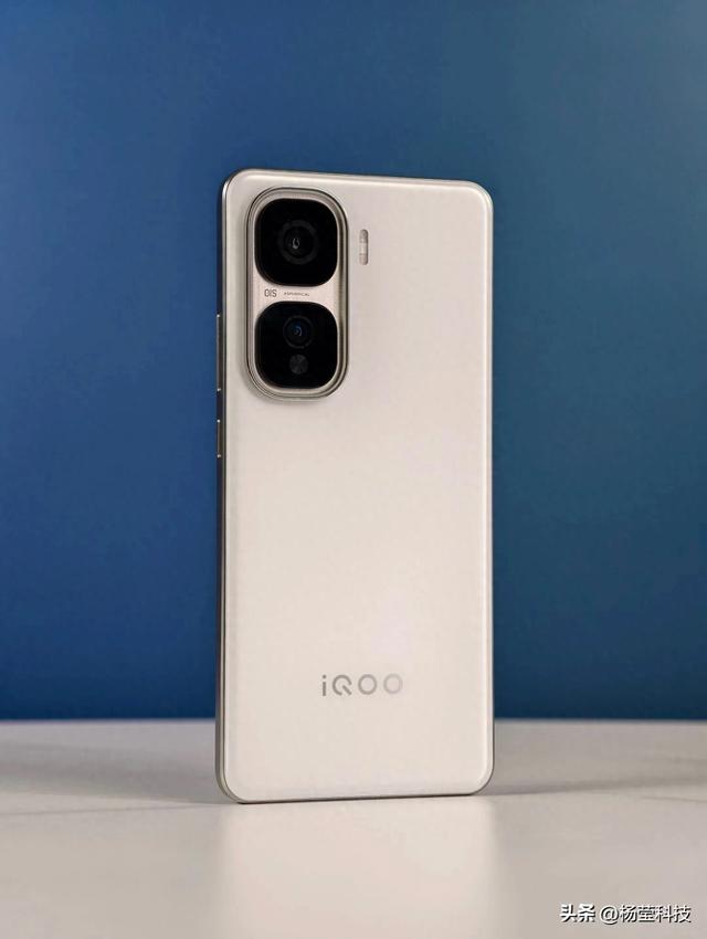 骁龙8至尊+6800mAh加持，iQOO Neo10 Pro+能否登顶中端机性能王座？