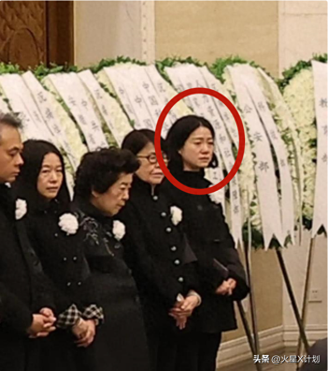 杨振宁告别仪式上，49岁翁帆近照曝光，原来杜致礼亲妹真的没说错
