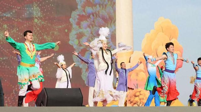 沙雅县2025年胡杨季启幕 世界最大胡杨林绽放金色魅力