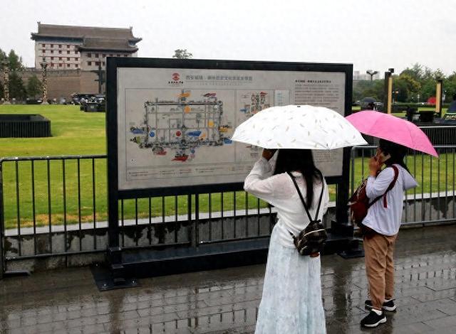 冒雨游城墙