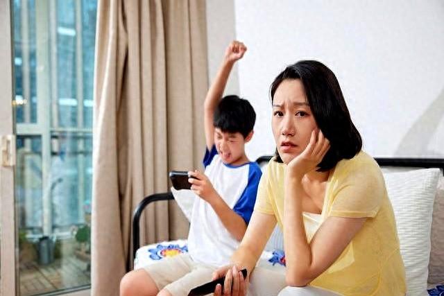 从小被允许玩手机，和被禁止玩的孩子，长大后的差距有多大？