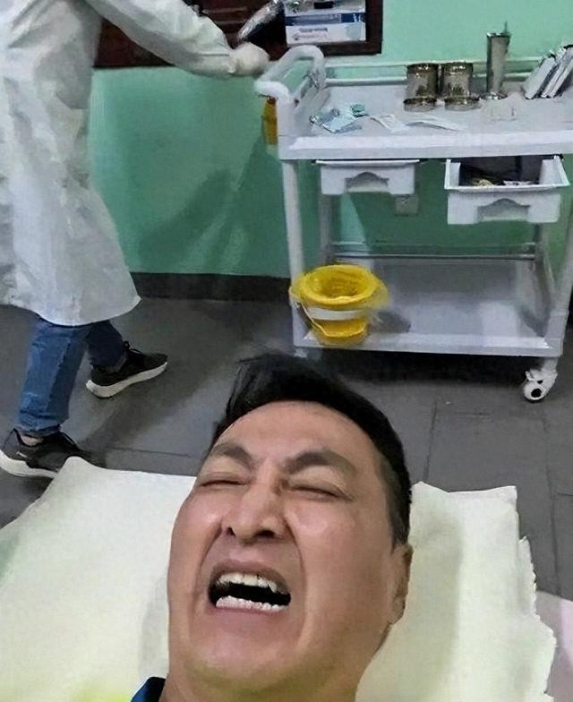 钱再多有何用！“展昭	”何家劲的近况，给所有老年男性提了个醒