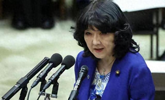 日财长大闹会场	，特朗普公布脱钩倒计时，中方用8字回应高市早苗