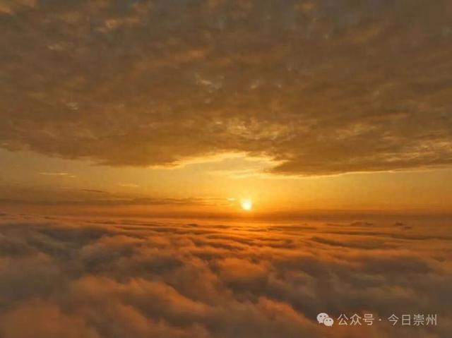 日出 + 云海 + 雪山，今天的崇州主打一个美！