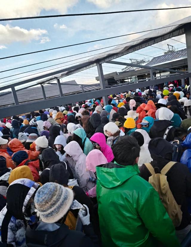 “失温缺氧，有人裹垃圾袋保暖”，大量游客被困山顶！云南知名景区回应