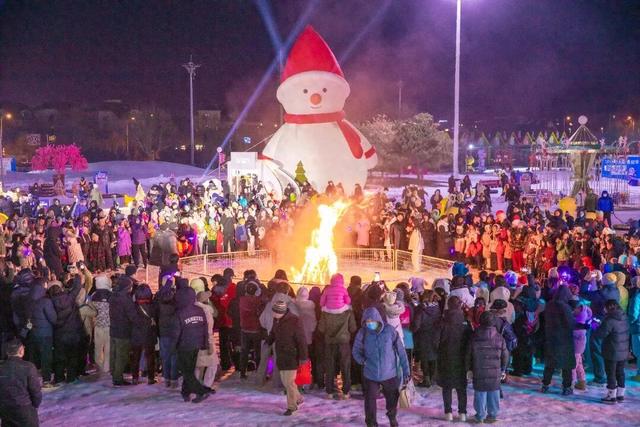 金石滩“冰雪寻光季”启动！3000+游客共赴冬日欢乐盛典！