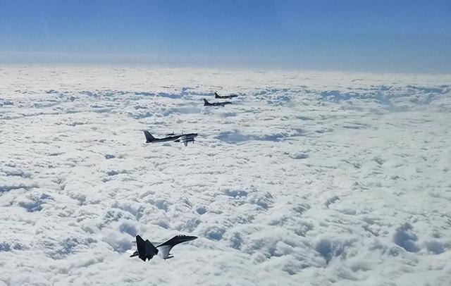 高市还没踏上访美飞机，美日突然联手派兵，决不许中国改变现状？