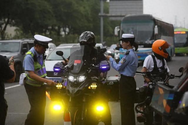 京通快速路，一个小时查处25辆！北京交警开展专项整治！