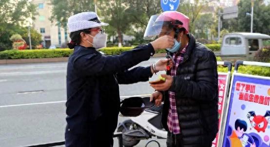 电动车主笑了！多地明确：取消违章“5项处罚”，不戴头盔也在内