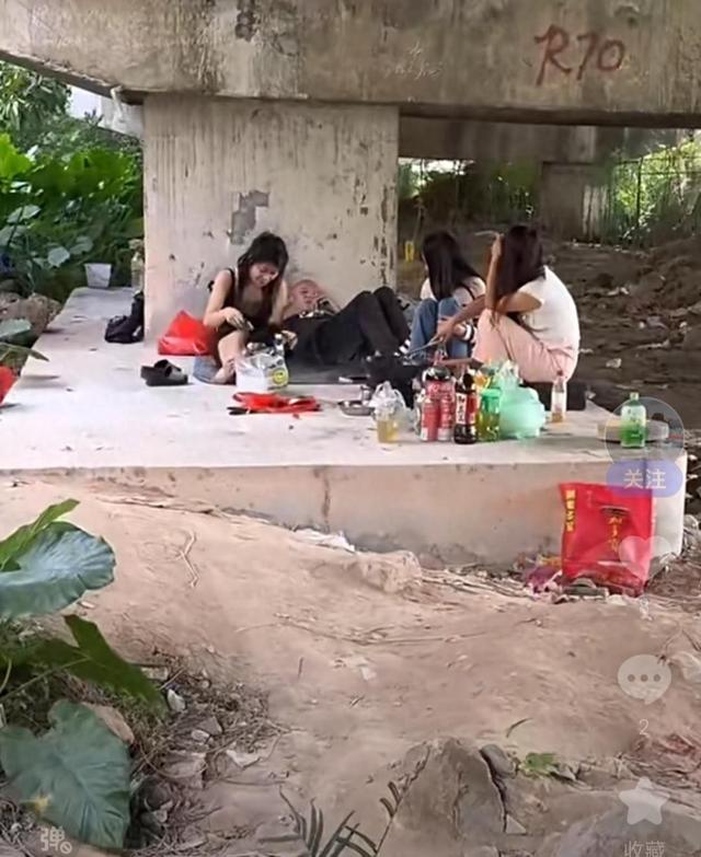 桥下直播:三女陪一男，流量还是荒唐？