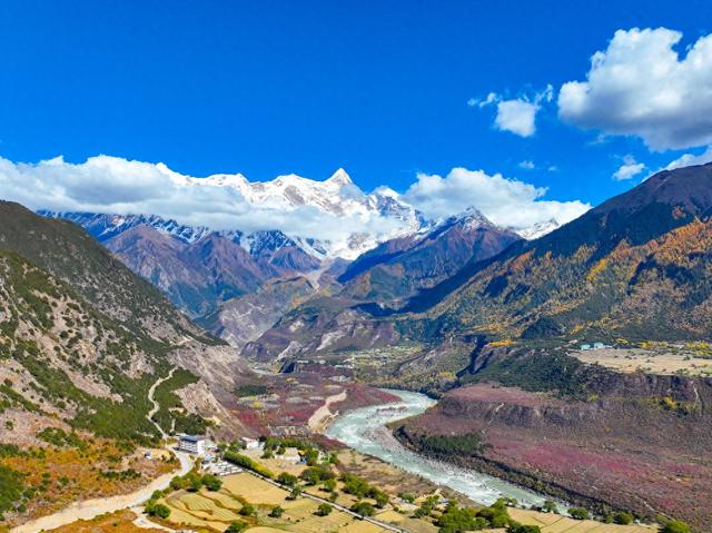 雅鲁藏布大峡谷秋景如画