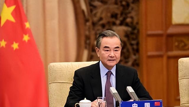 登机回国前	，王毅通告三国，中日在联合国吵架，我国要拔1根钉子