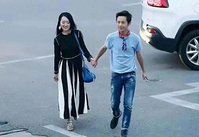 51岁的何炅，牵手54岁的杨钰莹，年过半百的俩人，画面温馨