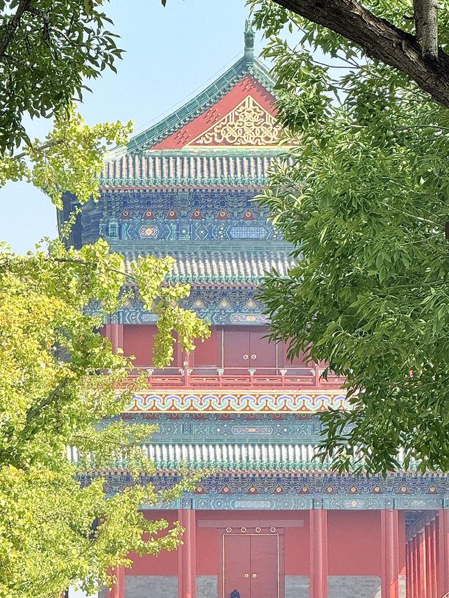 今日北京天朗气清，绚烂色彩勾勒出迷人秋景