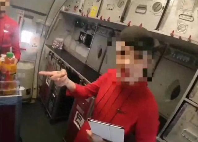 白金卡旅客在川航航班上想摆餐遭拒后刁难乘务组，网友呼吁航司拉黑该旅客