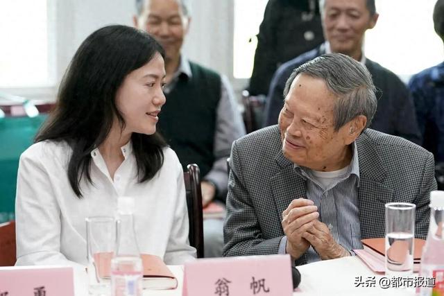 翁帆发文：杨先生离开的时候一定很欣慰，他交出了一份满意的答卷；有他多年的陪伴，我何其有幸