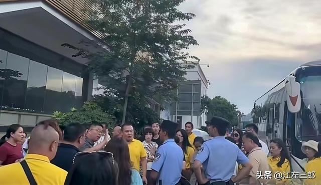云南旅游129人被扔服务区6小时后续：司机身份被扒，旅行社慌了