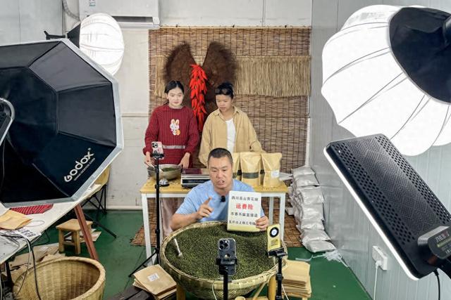 “板凳主播”迎战双十一 “指尖经济”点亮新希望