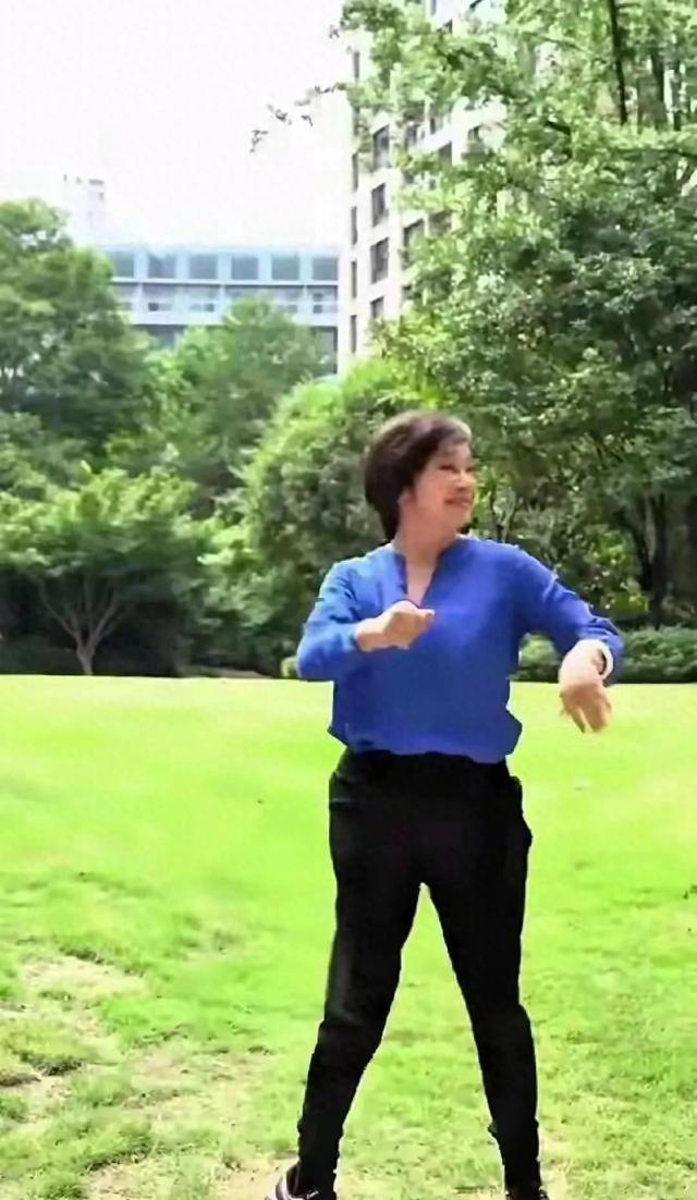 75岁的刘晓庆在公园里跳舞，网友这状态真好，和50多岁差不多。