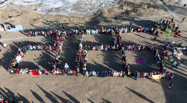 青海湖畔：千名志愿者徒步迎新年 共赏冬日美景