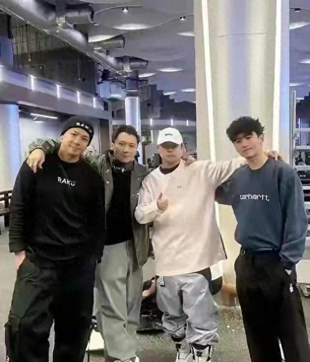 终于看清楚他大儿子的容颜，身高比谢霆锋高，和谢霆锋长的很像