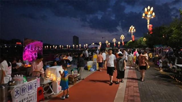 玉屏打卡新地标，河边夜市火出圈啦！