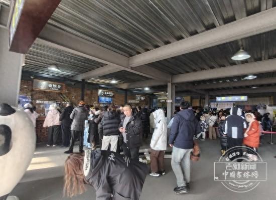 雪假“燃”动庙香山！亲子冰雪热潮解锁冬日欢乐