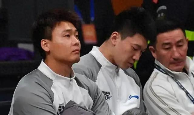 严惩36号裁判！中国男篮第一核心伤退	，郭士强脸色挂不住了
