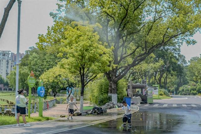 户外玩很热？武汉动物园有玩水的快乐！水雾+空调=20℃+