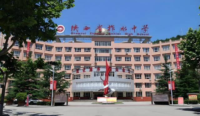 高一学生带手机被停课一个月，家长无奈“怎么罚都行	，但停课太影响学业” 教育局：有一定合理性