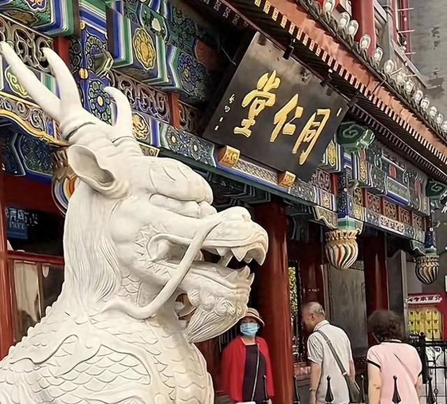 大批日本游客挤爆北京，打着旅游幌子不逛景点不吃美食，为啥来？