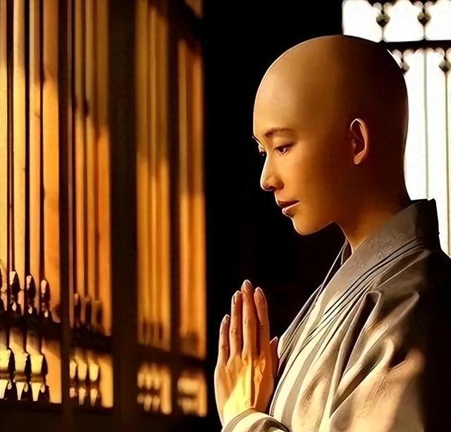 搔首弄姿，与游客寻欢作乐？五台山美貌“尼姑”为何能如此放肆？