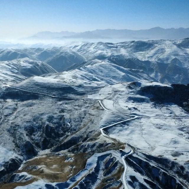 车拉草原：风与山的蓝白私语