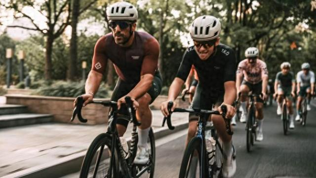 上海的骑行风景有多美？骑着8万元的闪电，以色列人安大卫用车轮丈量上海