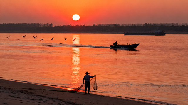 夕阳坠入江心，把晚霞酿成了温柔的晚安